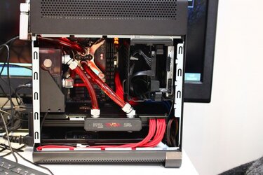 cebit-2014-evga-hadron-hydro.jpg